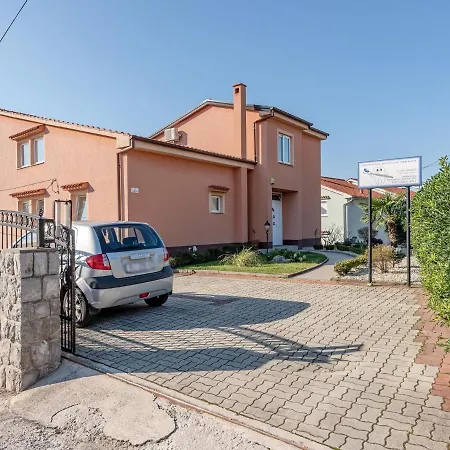 Plush In With Hot Tub And Near The Sea Fiume
