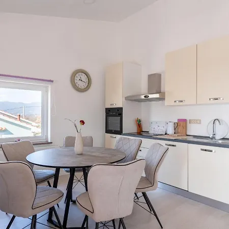 Plush In With Hot Tub And Near The Sea Apartman *