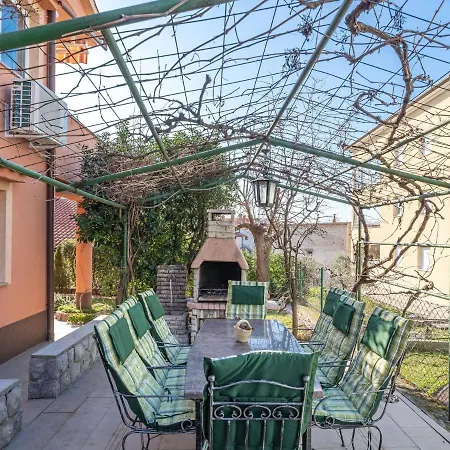 Plush In With Hot Tub And Near The Sea Apartman Fiume