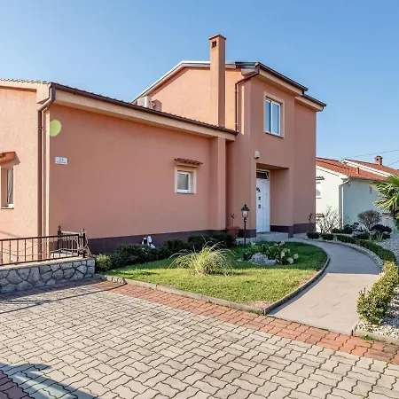 Plush In With Hot Tub And Near The Sea Apartman *