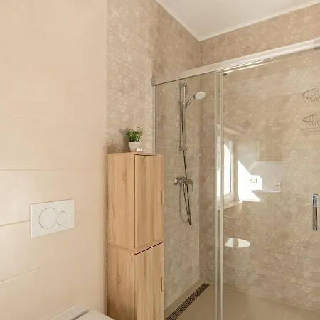 Plush In With Hot Tub And Near The Sea Fiume