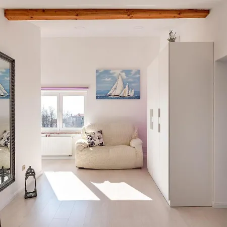 Plush In With Hot Tub And Near The Sea Apartman