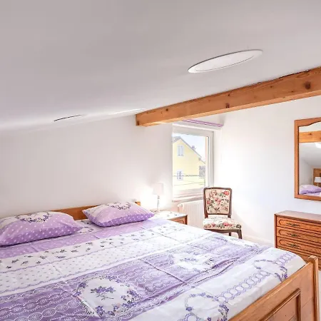 Plush In With Hot Tub And Near The Sea Apartman