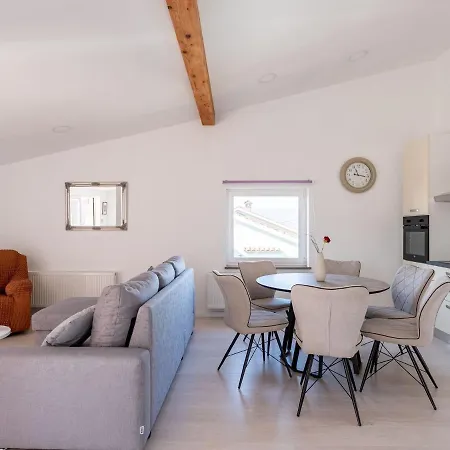 Apartman Plush In With Hot Tub And Near The Sea Fiume