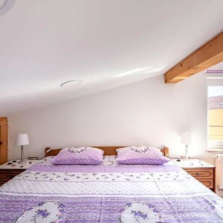 Plush In With Hot Tub And Near The Sea Apartman