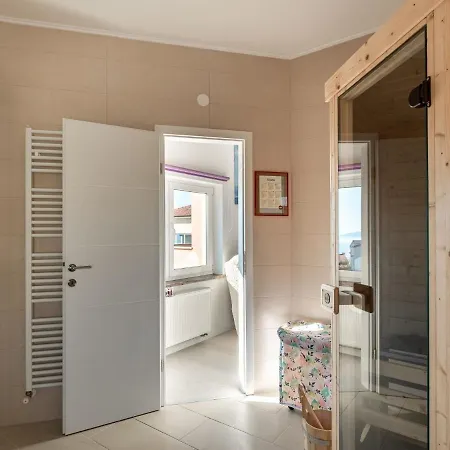 Apartman Plush In With Hot Tub And Near The Sea *