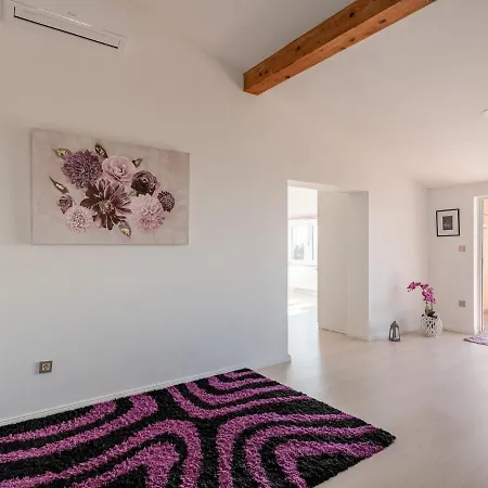Plush In With Hot Tub And Near The Sea Apartman