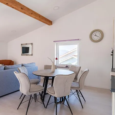 Plush In With Hot Tub And Near The Sea