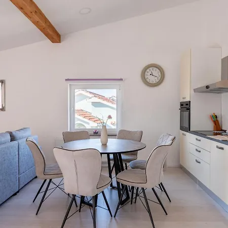 Plush In With Hot Tub And Near The Sea Apartman *