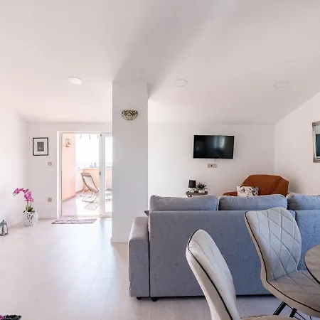 Apartman Plush In With Hot Tub And Near The Sea *