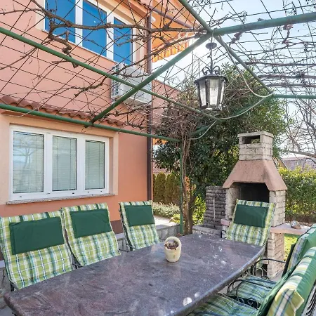 Plush In With Hot Tub And Near The Sea Apartman