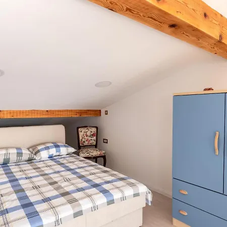 Plush In With Hot Tub And Near The Sea Apartman